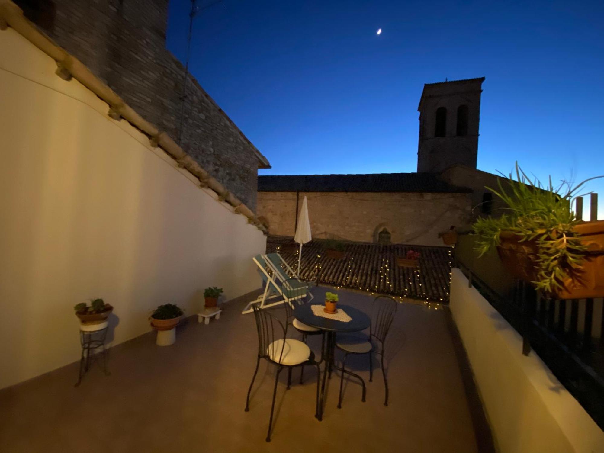 App. Con Terrazza Panoramica In Centro-Монтефалько Экстерьер фото