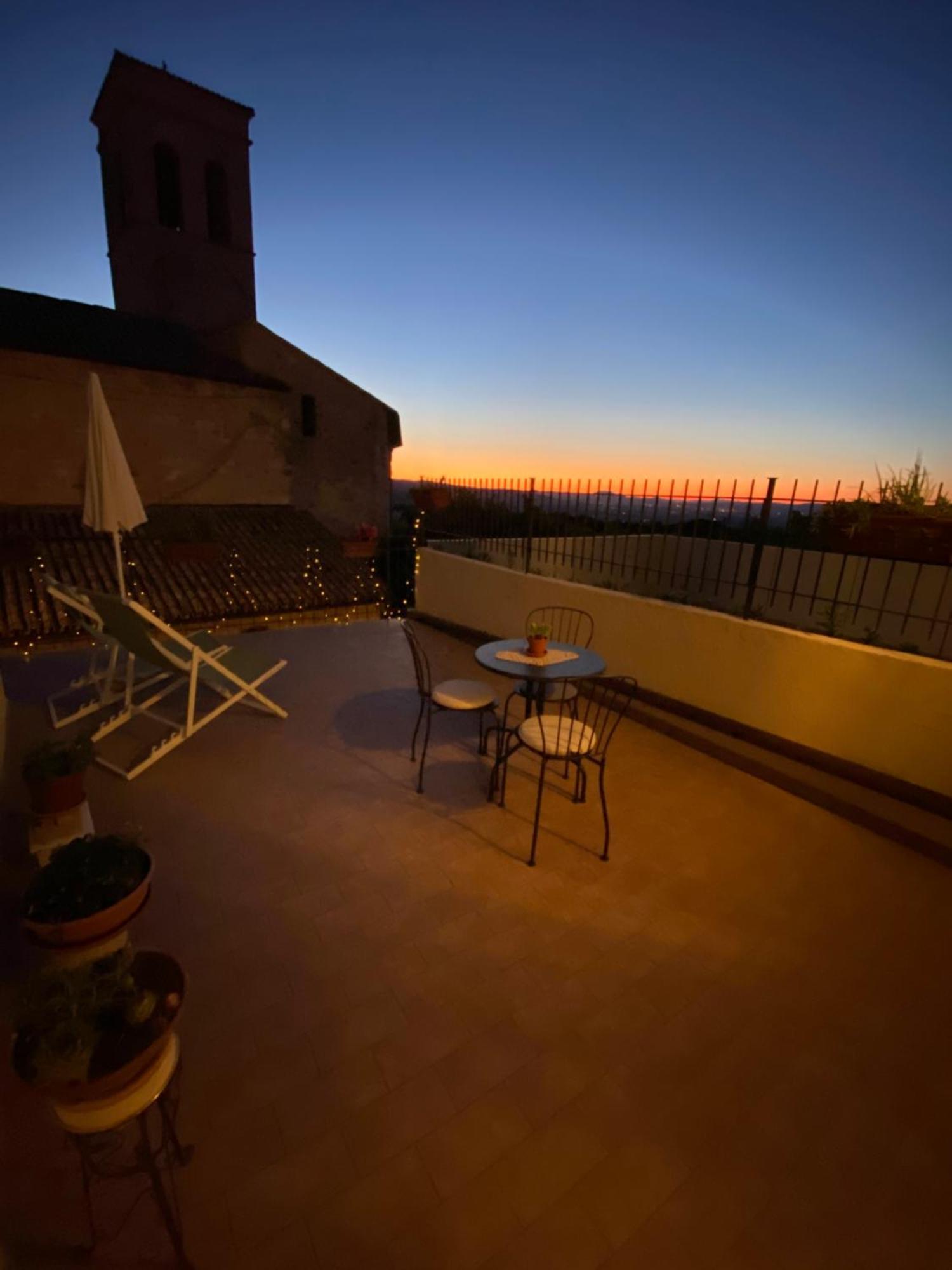 App. Con Terrazza Panoramica In Centro-Монтефалько Экстерьер фото