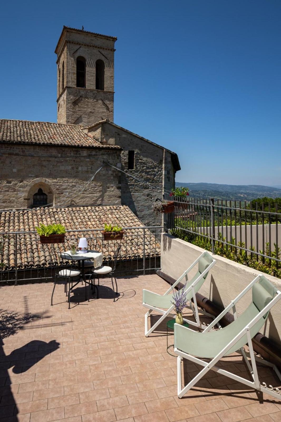 App. Con Terrazza Panoramica In Centro-Монтефалько Экстерьер фото