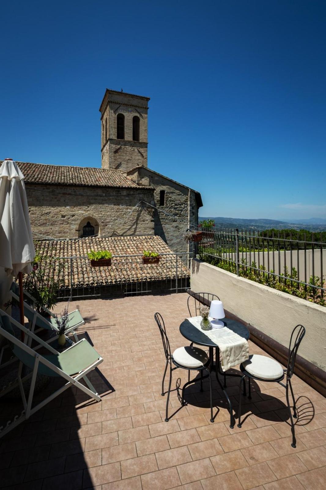 App. Con Terrazza Panoramica In Centro-Монтефалько Экстерьер фото